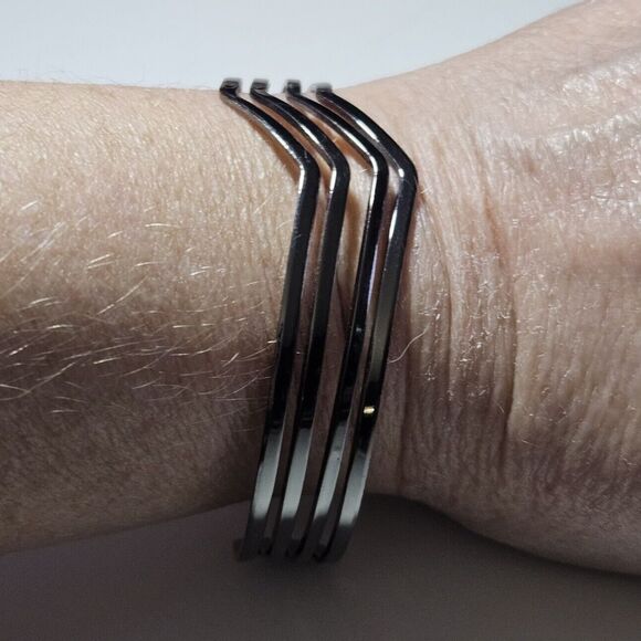 paparazzi Jewelry - Waverunner Paparazzi Metal Bracelet 7"